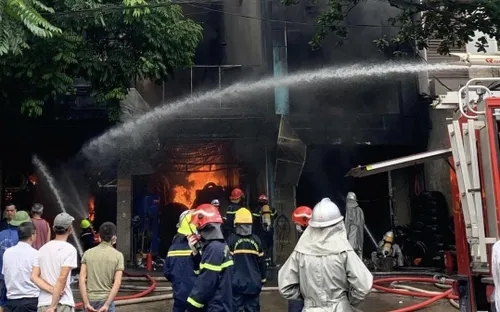 Cháy lớn tại cửa hàng sửa chữa lốp ô tô ở Hà Nội