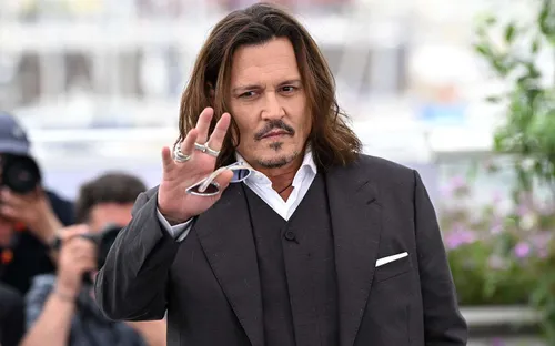 Johnny Depp hoãn tour diễn tại Mỹ sau chấn thương