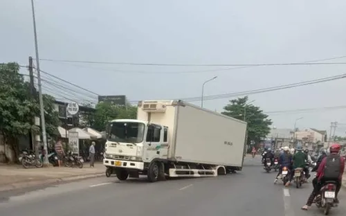 Xe tải đang chạy trên đường bất ngờ… ''rụng'' 2 bánh