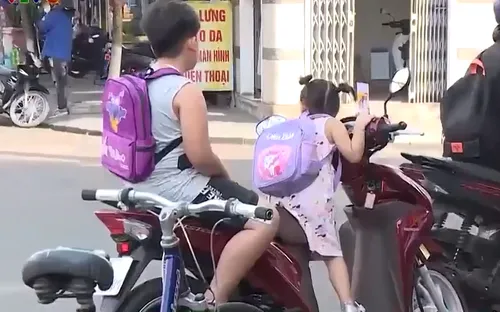 Thận trọng khi chở trẻ nhỏ bằng xe máy