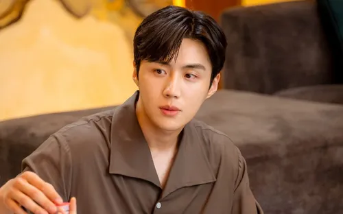 Liệu Kim Seon có thể lấy lại vị thế ngôi sao sau lùm xùm đời tư?