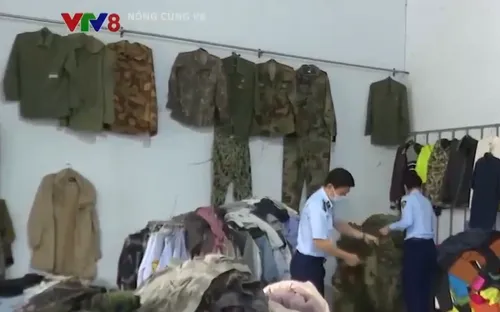 Kon Tum: Thu giữ hàng chục bộ quân phục lạ