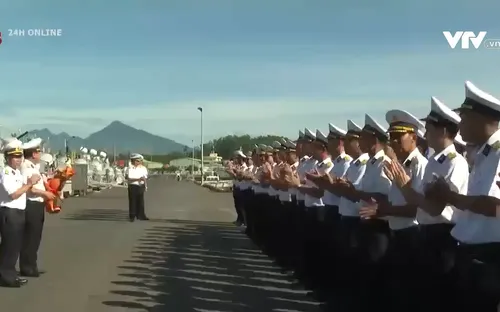 Tặng Huy hiệu thủy thủ tàu viễn dương cho cán bộ, chiến sĩ Tàu 20