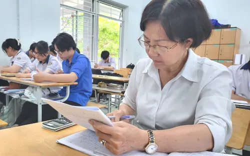 Thí sinh 64 tuổi cùng cháu gái thi tốt nghiệp THPT