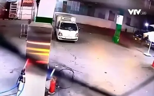 Sau va chạm giao thông, xe tải trôi tự do húc đổ cột xăng