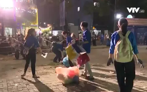 Hình ảnh đẹp của tình nguyện viên sau đêm pháo hoa tại Đà Nẵng