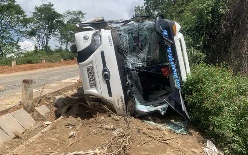 Xe chở Đội bóng đá trẻ Quảng Nam bị lật, 1 cầu thủ tử vong
