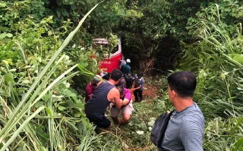 Bình Thuận: Ô tô chở 25 người lao xuống vực khi đổ đèo Đại Ninh