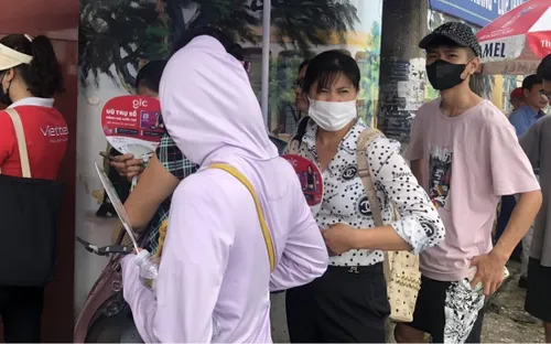 Kỳ thi tốt nghiệp THPT 2023: Phụ huynh lo lắng chờ thí sinh, mong con có tâm lý thoải mái làm bài