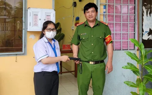 Trên đường đi thi về, thí sinh nhặt được ví tiền liền trả lại cho người mất