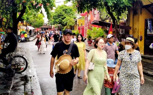 HSBC: Lĩnh vực dịch vụ vẫn là điểm sáng của kinh tế Việt Nam