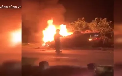 Xe ô tô lao vào trụ điện bốc cháy
