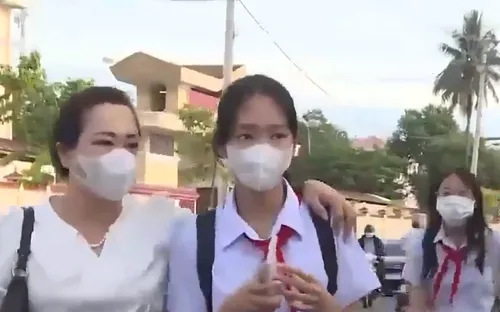 Các thí sinh hoàn thành môn thi cuối cùng kỳ thi lớp 10