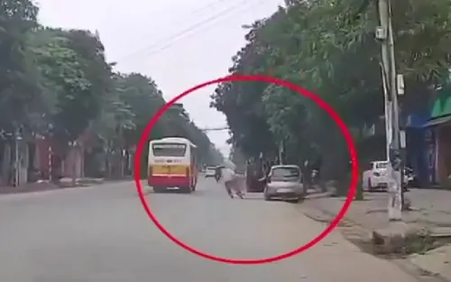 Tài xế mở cửa xe bất cẩn khiến người đi xe đạp ngã xuống đường