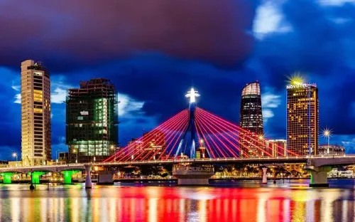 Đà Nẵng trình diễn ánh sáng nghệ thuật bên sông Hàn