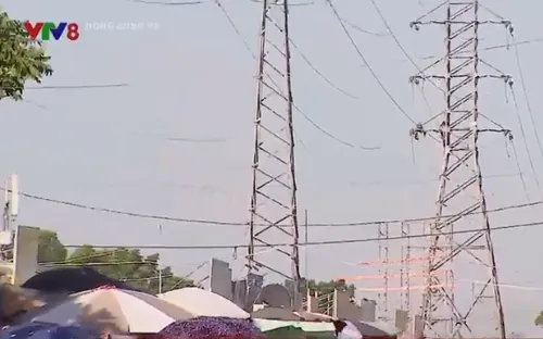 Nguy cơ cháy nổ ở bãi giữ xe, kiot trái phép dưới đường dây điện cao thế 110 KV