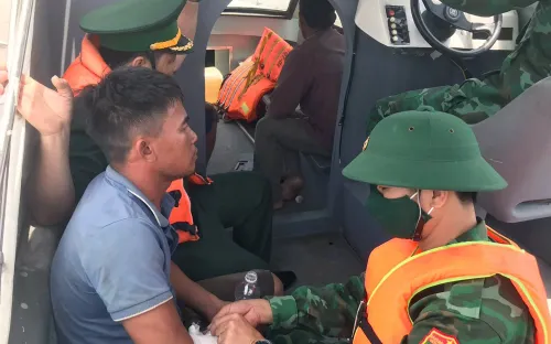 Kịp thời cứu sống 4 ngư dân bị chìm tàu trên biển