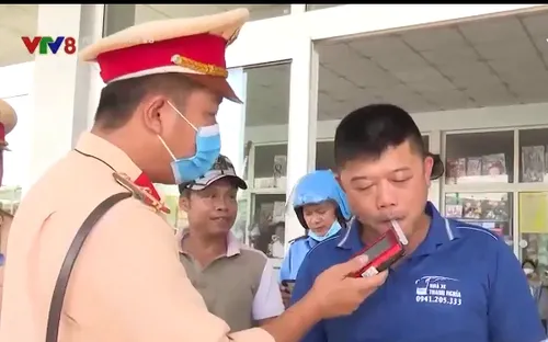 Công an TP Đà Nẵng ra quân kiểm tra ma tuý, nồng độ cồn đối với tài xế xe khách