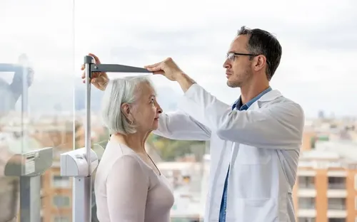 Lý do vì sao càng lớn tuổi chiều cao của chúng ta càng co lại