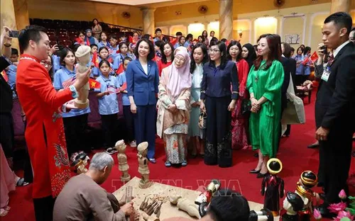 Phu nhân Thủ tướng Malaysia ấn tượng với nghệ thuật múa rối nước của Việt Nam