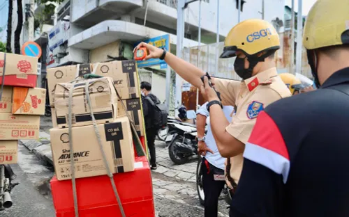 Công an TP. Hồ Chí Minh: Đẩy mạnh xử lý xe 2, 3 bánh cũ nát, chở hàng cồng kềnh mất an toàn