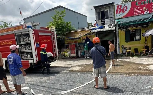 Bảo vệ và tài xế Grab kịp thời dập tắt đám cháy ki-ốt