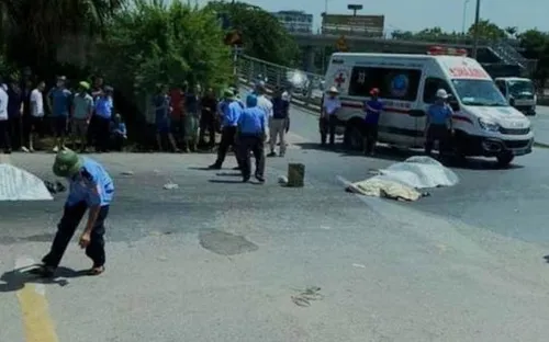 Hà Nội: Ô tô va chạm xe máy, 1 phụ nữ và 2 trẻ em tử vong