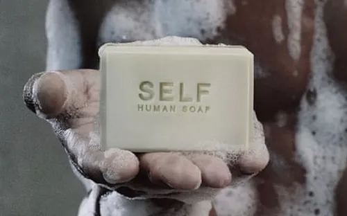 Khủng hoảng ở Anh: Đến cả xà phòng, sữa tắm cũng ế ẩm