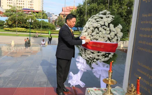 Dâng hương tưởng niệm các liệt sĩ quân tình nguyện Việt Nam tại Campuchia