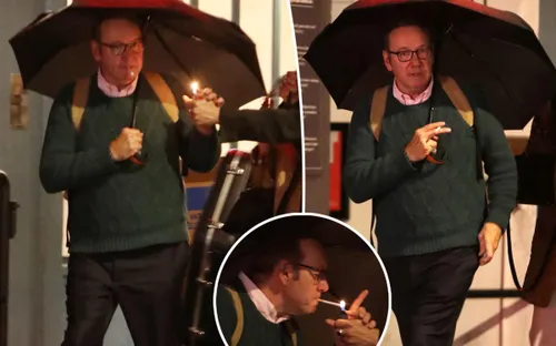 Kevin Spacey ăn mừng sau khi được Toà xoá tội tấn công tình dục