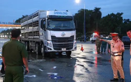 Xe tải va chạm xe máy, 2 người tử vong