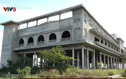 Chợ cũ xuống cấp, chợ mới dở dang