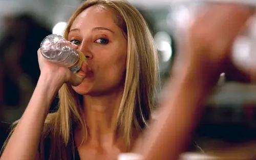 7 dấu hiệu cho thấy bạn đang uống nhiều nước hơn cần thiết