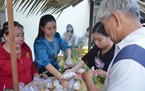 Độc đáo phiên chợ dùng lá cây thay tiền ở Bạc Liêu