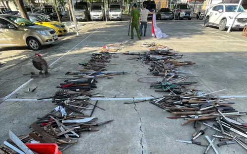 Tiêu hủy hơn 700 loại vũ khí thô sơ, công cụ hỗ trợ