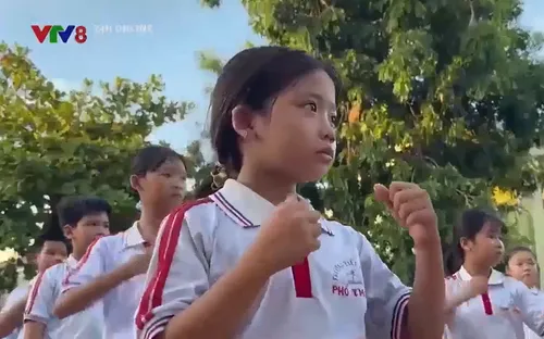 Lính quân hàm xanh dạy võ thuật cho trẻ em miền biển