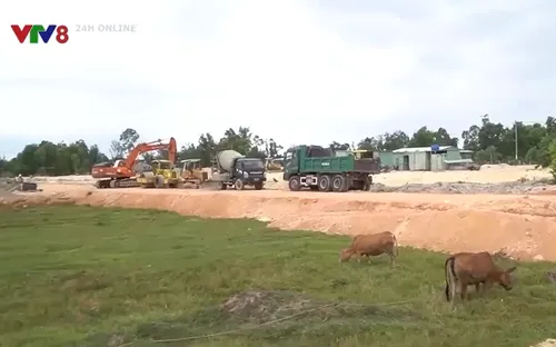 Nhà thầu thi công cẩu thả, lấp cả ruộng đất của người dân