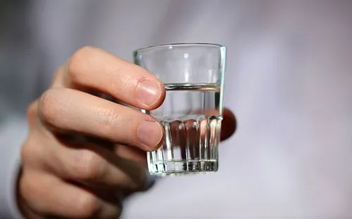 Uống cồn giả pha nước, người mất thị lực, người hôn mê, nguy cơ sống thực vật