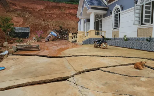 Sạt trượt đất nghiêm trọng bên dự án hồ thủy lợi, Lâm Đồng di dời nhiều hộ dân