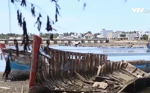 Ngổn ngang xác tàu cá ở cảng Sa Huỳnh