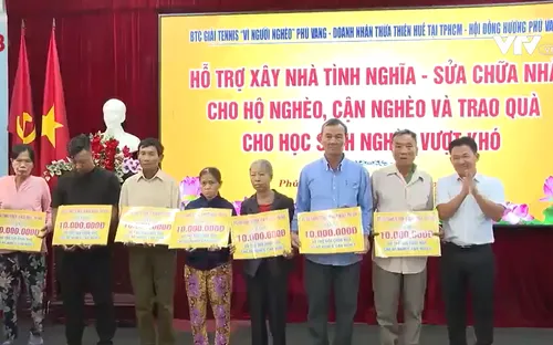 Thừa Thiên Huế: Trao quà cho người nghèo, học sinh có hoàn cảnh khó khăn