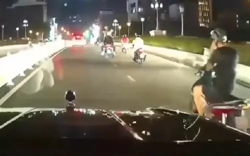 Vừa lái xe vừa nghe điện thoại, thanh niên ngã nhào trước mũi ô tô