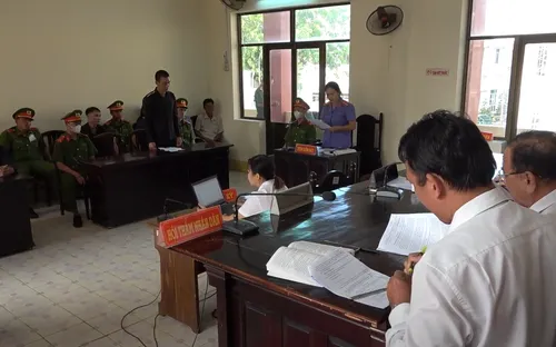 12 năm tù cho gã cha dượng "hờ" chém trọng thương con riêng của người tình