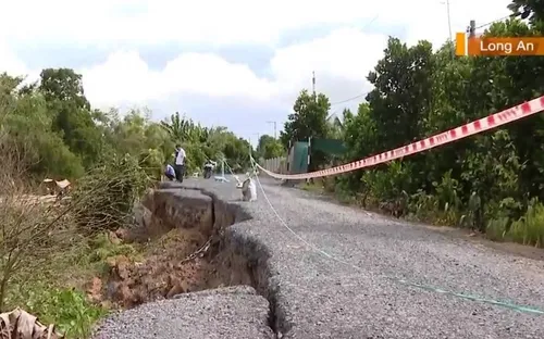 Sạt lở nghiêm trọng bờ sông, bờ biển tại Bến Tre, Long An