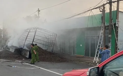 Điều tra nguyên nhân xe tải chở vỏ hạt điều cháy ngùn ngụt trên quốc lộ 51