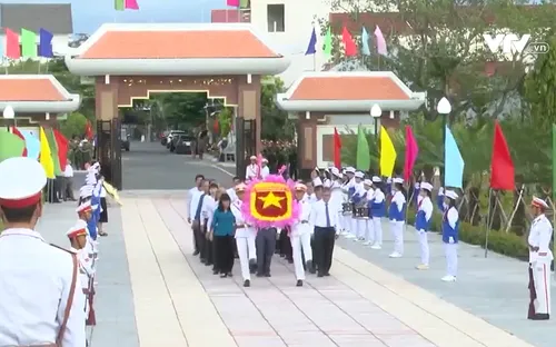 Viếng, dâng hương Đài tưởng niệm các Anh hùng liệt sĩ