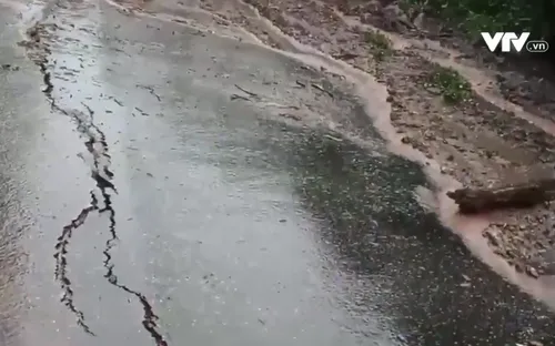 Đường từ Lào về Cửa khẩu Cầu Treo sạt lở