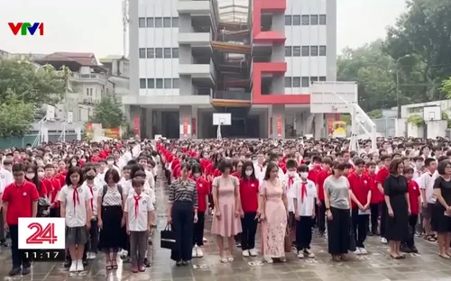 Lễ chào cờ đặc biệt mặc niệm các nạn nhân trong vụ cháy chung cư mini