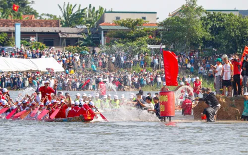 Lễ hội đua thuyền truyền thống trên sông Kiến Giang