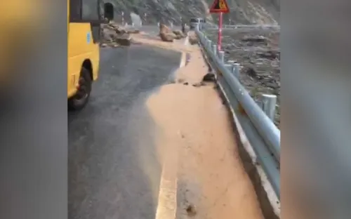 Nhiều tuyến đường miền núi Hà Tĩnh sạt lở